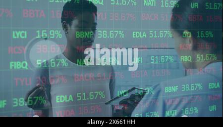 Immagine di un trading board su una donna diversa che spiega idee ai colleghi tramite tablet digitale Foto Stock