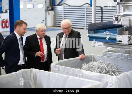 Zittau, Germania. 13 maggio 2024. Michael Kretschmer (CDU, l-r), Ministro Presidente della Sassonia, Wolfgang Groß, Amministratore delegato di FIT GmbH e Presidente federale Frank-Walter Steinmeier visitano il sito di produzione del produttore di detersivi per piatti Fit. L'azienda è uno dei più noti produttori di detersivi liquidi nella Germania orientale. Crediti: Sebastian Kahnert/dpa/Alamy Live News Foto Stock