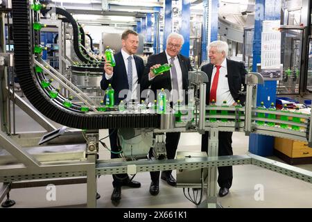 Zittau, Germania. 13 maggio 2024. Michael Kretschmer (CDU, l-r), Ministro Presidente della Sassonia, Presidente federale Frank-Walter Steinmeier e Wolfgang Groß, Amministratore delegato di FIT GmbH, visitano il sito di produzione del produttore di detersivi per piatti Fit. L'azienda è uno dei più noti produttori di detersivi liquidi nella Germania orientale. Crediti: Sebastian Kahnert/dpa/Alamy Live News Foto Stock