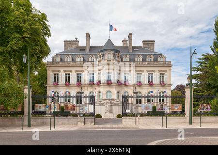 Epernay, Francia - 23 luglio 2020: Il municipio di Épernay, costruito intorno al 1858 dall'architetto della stazione di Montparnasse, Victor Lenoir per l'Auban- Foto Stock