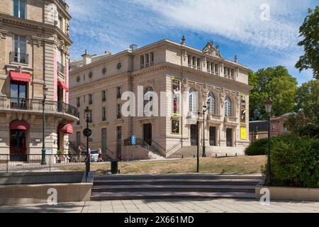 Epernay, Francia - 23 luglio 2020: Il Salmanazar è un teatro di fronte alla chiesa di Notre-Dame d'Épernay. Foto Stock