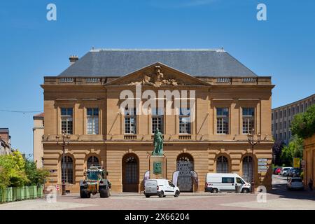 Metz, Francia - 24 giugno 2020: La casa di guardia, situata in Place d'Armes a Metz, ospita l'ufficio turistico della città. Progettato da Jacques-Francois Blondel Foto Stock