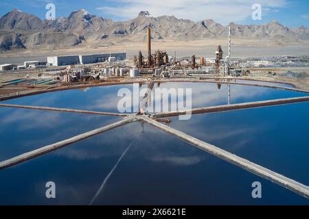 Un gigantesco laghetto di evaporazione in una raffineria fuori Salt Lake City Foto Stock