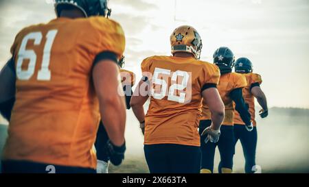 American Football Game Start Teams Ready: Due squadre professioniste camminano sul campo pronti a combattere per il titolo di campione. Competizione piena di energia brutale, potenza, abilità. Ripresa retrovisiva Foto Stock