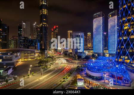 Doha, Qatar - 12 maggio 2024: Splendida vista panoramica della zona ovest della baia al tramonto Foto Stock