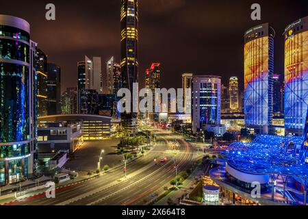 Doha, Qatar - 12 maggio 2024: Splendida vista panoramica della zona ovest della baia al tramonto Foto Stock