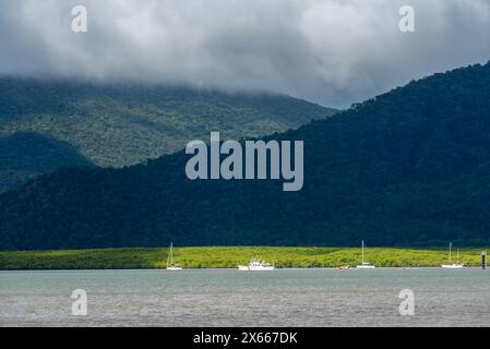 Guardando attraverso il porto di Cairns fino a Giangurra da Cairns North nell'estremo nord del Queensland, Australia Foto Stock