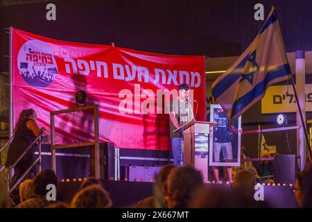 Haifa, Israele - 11 maggio 2024: Omri Ronen parla alla folla, parte di una marcia di protesta contro il governo, Haifa, Israele Foto Stock