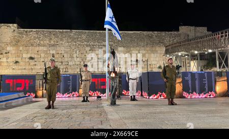 Gli israeliani osservano due minuti di silenzio mentre suonano sirene di raid aerei per celebrare l'annuale Memorial Day di Israele per i soldati caduti che sono morti nella nazione Foto Stock