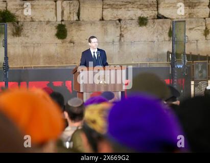 Gli israeliani osservano due minuti di silenzio mentre suonano sirene di raid aerei per celebrare l'annuale Memorial Day di Israele per i soldati caduti che sono morti nella nazione Foto Stock