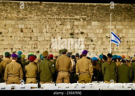 Gli israeliani osservano due minuti di silenzio mentre suonano sirene di raid aerei per celebrare l'annuale Memorial Day di Israele per i soldati caduti che sono morti nella nazione Foto Stock