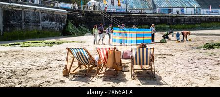 Un'immagine panoramica di turisti che si rilassano sulla spiaggia di Towan a Newquay in Cornovaglia nel Regno Unito. Foto Stock