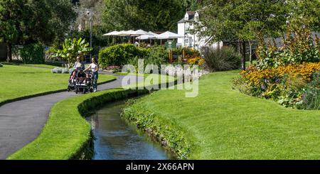 Un'immagine panoramica di un piccolo fiume che scorre attraverso i giardini panoramici Trenance a Newquay in Cornovaglia nel Regno Unito Foto Stock