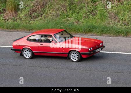 1986 80 anni Ottanta Red British Ford Capri Injection car che viaggia sull'autostrada M61, Regno Unito Foto Stock