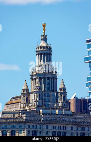 La corona del David N. Dinkins Manhattan Municipal Building, in stile Beaux Arts, è coronata dalla statua dorata della "Civic Fame". Foto Stock