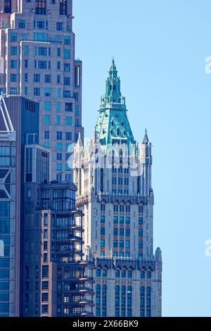 Il Woolworth Building, 233 Broadway, è un edificio di uffici nel quartiere finanziario di New York; i piani superiori sono ora convertiti in condomini residenziali. Foto Stock