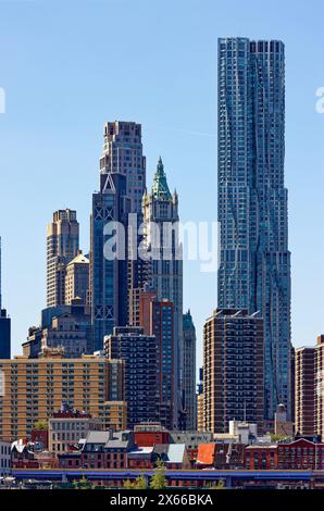 8 Spruce Street, precedentemente conosciuta come New York da Gehry, domina questa vista del quartiere finanziario, visto dal Brooklyn Bridge Park. Foto Stock