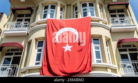 Bandiera turca appesa su un edificio Foto Stock