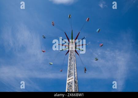 Giro di divertimenti a Whitmore Bay a Barry Island in Galles all'inizio della primavera Foto Stock