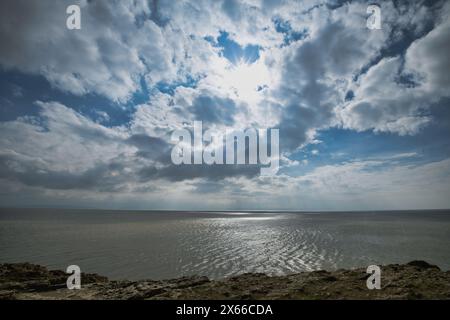 Cielo spettacolare dalla spiaggia di Whitmore Bay a Barry Island in Galles all'inizio della primavera Foto Stock