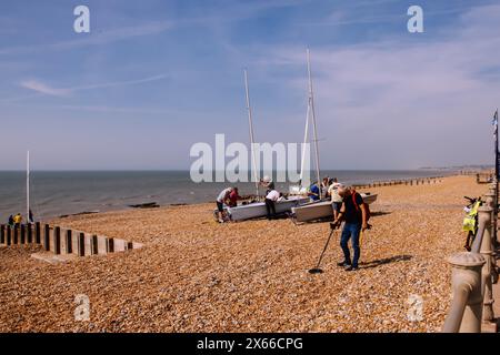 Metal detector sulla spiaggia di St. Leonard on Sea, East Sussex, Inghilterra, Regno Unito, 2024, di giorno Foto Stock