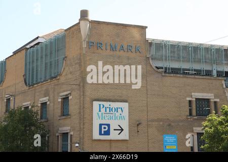 Segnaletica esterna Primark presso il centro commerciale Priory Meadow di Hastings, East Sussex, Inghilterra, Regno Unito, 2024, di giorno Foto Stock