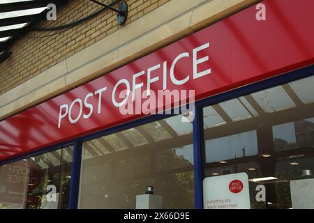Cartellonistica esterna del negozio postale di Hastings, East Sussex, Regno Unito, 2024 Foto Stock