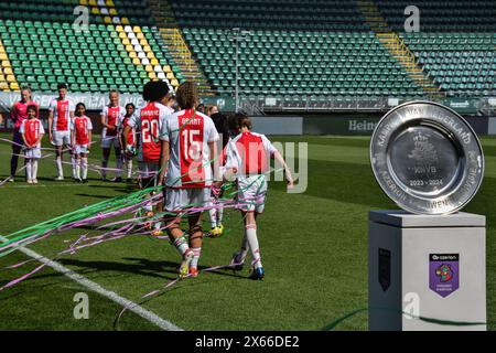 Den Haag, Paesi Bassi. 11 maggio 2024. Bingoal Stadion, 11 maggio 2024: Le squadre entrano nella partita Azerion Eredivisie Vrouwen tra ADO Den Haag e Ajax al Bingoal Stadion di Den Haag, Paesi Bassi (Arne van der Ben/SPP) crediti: SPP Sport Press Photo. /Alamy Live News Foto Stock