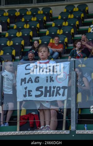 Den Haag, Paesi Bassi. 11 maggio 2024. Bingoal Stadion, 11 maggio 2024: Tifoso prima della partita Azerion Eredivisie Vrouwen tra ADO Den Haag e Ajax al Bingoal Stadion di Den Haag, Paesi Bassi (Arne van der Ben/SPP) crediti: SPP Sport Press Photo. /Alamy Live News Foto Stock