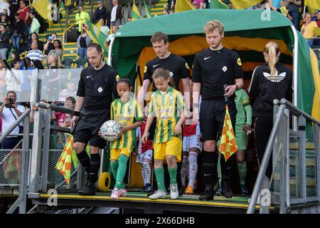 Den Haag, Paesi Bassi. 11 maggio 2024. Bingoal Stadion, 11 maggio 2024: Le squadre entrano nella partita Azerion Eredivisie Vrouwen tra ADO Den Haag e Ajax al Bingoal Stadion di Den Haag, Paesi Bassi (Arne van der Ben/SPP) crediti: SPP Sport Press Photo. /Alamy Live News Foto Stock