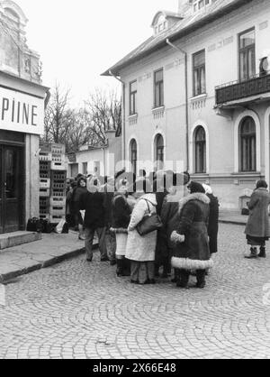 Bucarest, Romania, gennaio 1990. Meno di un mese dopo la rivoluzione anticomunista del dicembre 1989, la gente rimane ancora in lunghe file per ottenere la presa dei generi alimentari di base. Il sistema economico socialista centralizzato ha creato scarsità e fame. Qui, una linea di fronte a un negozio di pane. Foto Stock