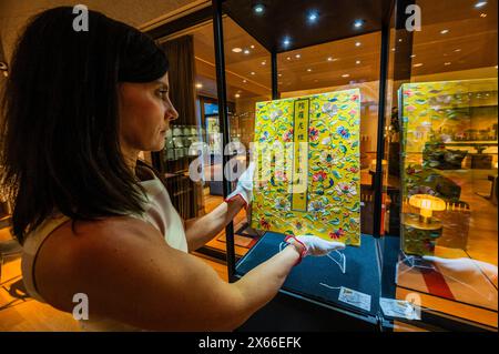 Londra, Regno Unito. 13 maggio 2024. An Imperial Painted album of the Daharani Sutra, Anonymous, 19th Century, est £40.000 - £60.000 - i punti salienti della vendita di belle arti cinesi durante l'Asia Week a Bonhams, New Bond Street. L'offerta è prevista per il 16 maggio. Crediti: Guy Bell/Alamy Live News Foto Stock