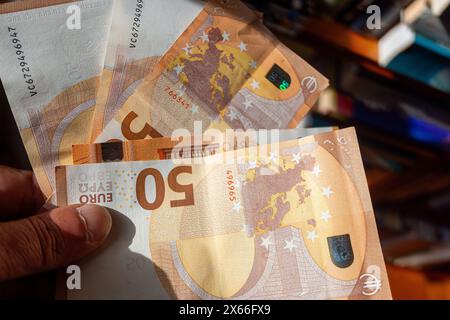 mano che regge diverse banconote da 50 euro Foto Stock