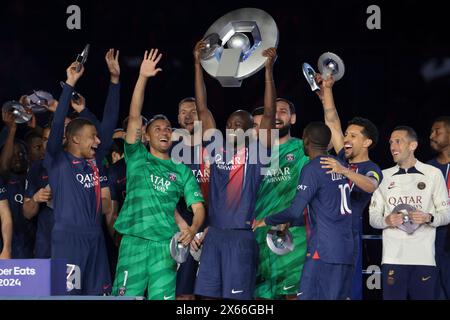 Parigi, Francia. 12 maggio 2024. Kylian Mbappe, portiere del PSG Keylor Navas, Danilo Pereira, Marquinhos del PSG e compagni di squadra celebrano la vittoria del PSG nei campionati di Ligue 1 durante la cerimonia dei trofei successiva alla partita di calcio della Ligue 1 tra Paris Saint-Germain e Toulouse FC il 12 maggio 2024 allo stadio Parc des Princes di Parigi, Francia - foto Jean Catuffe/DPPI credito: DPPI Media/Alamy Live News Foto Stock