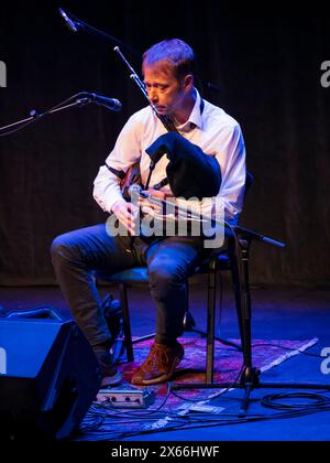 Tradfest Edinburgh 2024, Traverse Theatre. Evento con Aerchie Fisher e Fraser Fifield. Fraser - musicista tradizionale dell'Università di Edimburgo a Residen Foto Stock