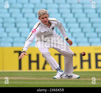 Ovale, Inghilterra. 13 maggio 2024. Jacob Bethell del Warwickshire County Cricket Club durante il Vitality County Championship match tra Surrey CCC e Warwickshire CCC. Crediti: Nigel Bramley/Alamy Live News Foto Stock