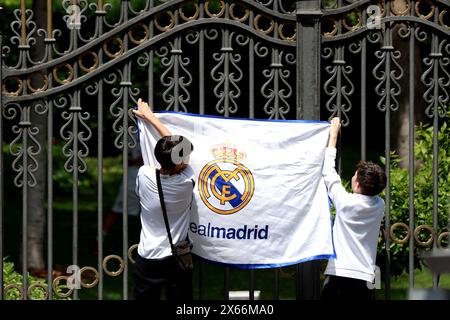 Madrid, spagnolo. 12 maggio 2024. Madrid Spagna; 05/12/2024.- il Real Madrid celebra la sua 36a lega nella sua storia alla fontana la Cibeles di fronte a migliaia di partecipanti. Con la promessa di tornare in Champions League il mese prossimo. Crediti: Juan Carlos Rojas/dpa/Alamy Live News Foto Stock