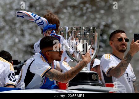 Madrid, spagnolo. 12 maggio 2024. Madrid Spagna; 05/12/2024.- il Real Madrid celebra la sua 36a lega nella sua storia alla fontana la Cibeles di fronte a migliaia di partecipanti. Con la promessa di tornare in Champions League il mese prossimo. Crediti: Juan Carlos Rojas/dpa/Alamy Live News Foto Stock