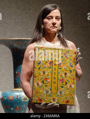 Londra, Inghilterra, Regno Unito. 13 maggio 2024. Il membro dello staff della Bonhams detiene un album dipinto imperiale del Daharani Sutra del XIX secolo, con un valore stimato di Â£40.000 - Â£60.000, durante una chiamata fotografica a Bonhams Londra. (Credit Image: © Thomas Krych/ZUMA Press Wire) SOLO PER USO EDITORIALE! Non per USO commerciale! Crediti: ZUMA Press, Inc./Alamy Live News Foto Stock