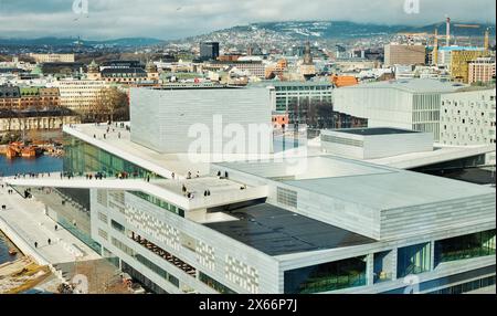 Panorama di Oslo dal Museo Munch con il Teatro dell'Opera di Oslo del XXI secolo (Operahuset) in primo piano, Bjorvika, Oslo, Norvegia Foto Stock