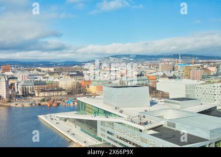 Panorama di Oslo dal Museo Munch con il Teatro dell'Opera di Oslo del XXI secolo (Operahuset) in primo piano, Bjorvika, Oslo, Norvegia Foto Stock