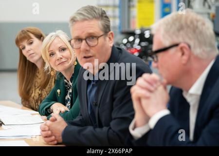 (Da sinistra a destra) Vicepresidente del Partito Laburista Angela Rayner, Tracy Brabin Sindaco del West Yorkshire, il leader del Partito laburista Sir Keir Starmer e Richard Parker sindaco delle West Midlands durante un incontro con la nuova squadra di sindaci laburisti per contribuire a sviluppare un "Gold standard" per le crescenti economie locali e per aumentare la prosperità in ogni regione, al GTG Training di Wolverhampton, nelle West Midlands. Data foto: Lunedì 13 maggio 2024. Foto Stock