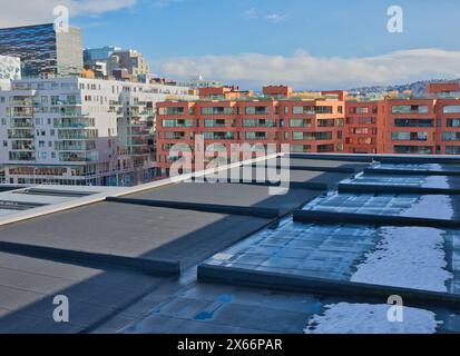 Architettura di Oslo moderni appartamenti visti dal tetto del Teatro dell'Opera di Oslo (Operahuset) in inverno, Bjorvika, Oslo, Norvegia Foto Stock