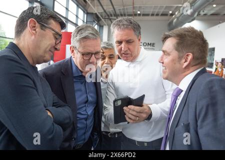 (Da sinistra a destra) Andy Burnham, sindaco di Greater Manchester, leader del partito laburista Sir Keir Starmer, sindaco di Londra Sadiq Khan, Steve Rotheram sindaco della regione di Liverpool City e Nik Johnson sindaco di Cambridgeshire e Peterborough durante un incontro con la nuova squadra di sindaci laburisti ampliata, per contribuire a sviluppare un "Gold standard" per le economie locali in crescita e per aumentare la prosperità in ogni regione, al GTG Training di Wolverhampton, nelle West Midlands. Data foto: Lunedì 13 maggio 2024. Foto Stock