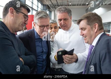 (Da sinistra a destra) Andy Burnham, sindaco di Greater Manchester, leader del partito laburista Sir Keir Starmer, sindaco di Londra Sadiq Khan, Steve Rotheram sindaco della regione di Liverpool City e Nik Johnson sindaco di Cambridgeshire e Peterborough durante un incontro con la nuova squadra di sindaci laburisti ampliata, per contribuire a sviluppare un "Gold standard" per le economie locali in crescita e per aumentare la prosperità in ogni regione, al GTG Training di Wolverhampton, nelle West Midlands. Data foto: Lunedì 13 maggio 2024. Foto Stock