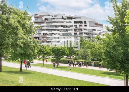 Moderni appartamenti residenziali. Parco pubblico urbano con peolpe nel quartiere Citylife, Milano, Italia Foto Stock