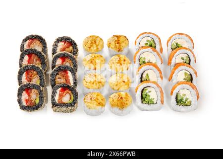 Panini di sushi giapponesi con formaggio, gamberi e salmone su bianco Foto Stock