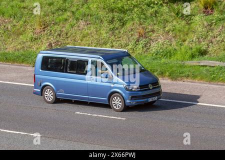 2016 Blue VW VOLKSWAGEN TRANSPORTER T30 H-LN TDI BMT, Birchover Classic Campervans; camper che viaggiano sull'autostrada M61 Regno Unito Foto Stock