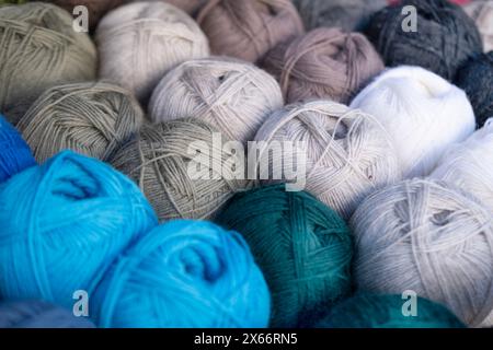 Filati di skein multicolore, fili di lana per maglieria di aghi e uncinetto, per materiali su arti tessili, hobby e tempo libero, laboratori creativi e Foto Stock