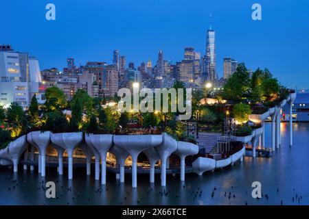 Vista notturna di Little Island e Lower Manhattan dal Pier 57 Rooftop Park. Foto Stock